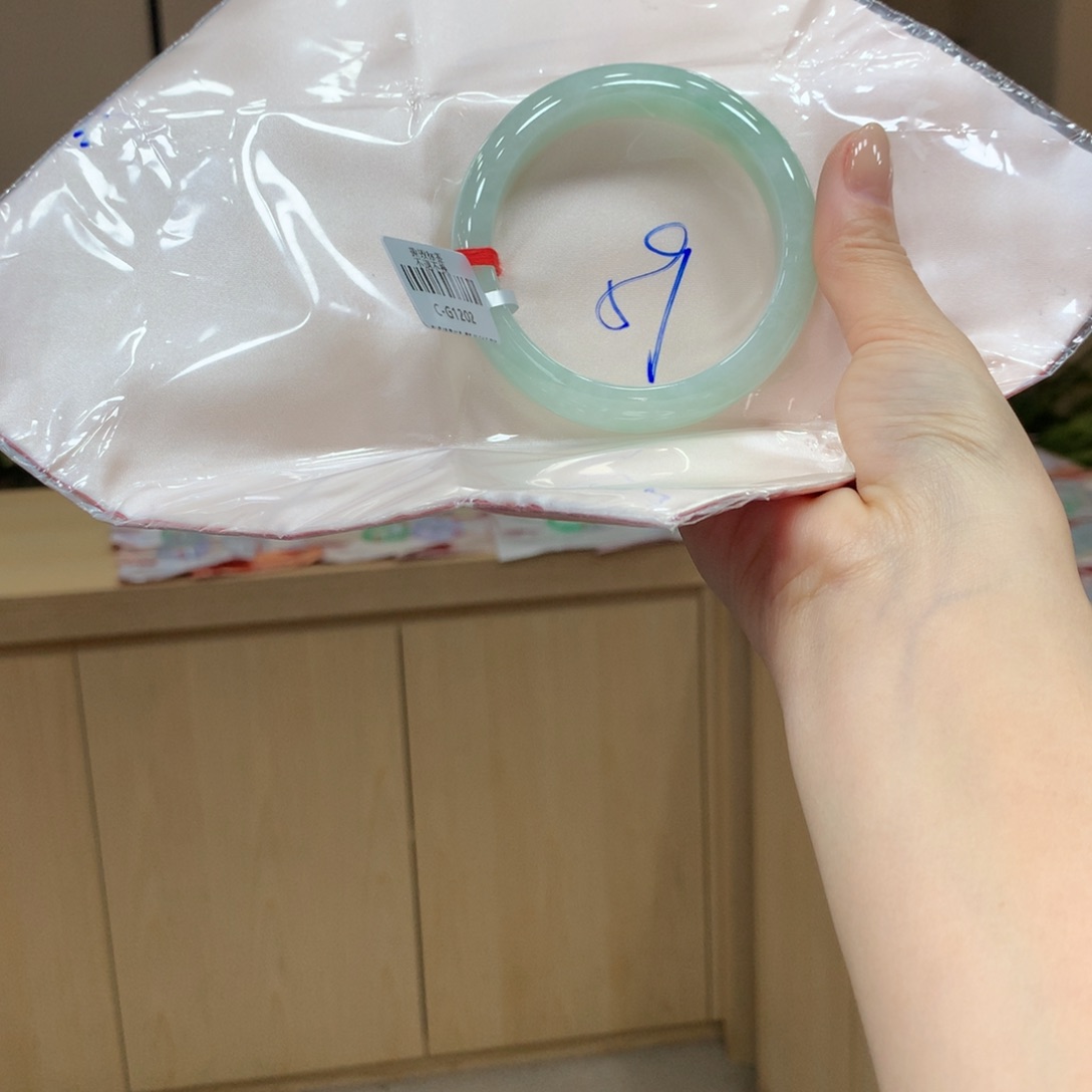 翡翠手镯未镶嵌不退不换