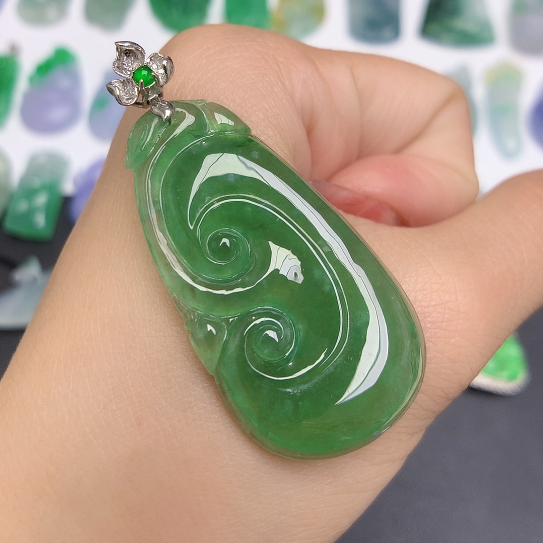 翡翠颈饰18K金镶嵌如意