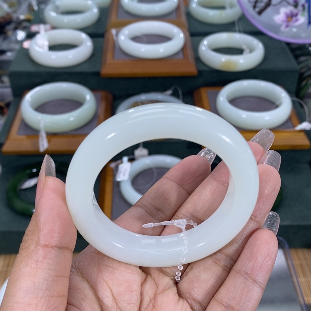 和田玉手镯未镶嵌