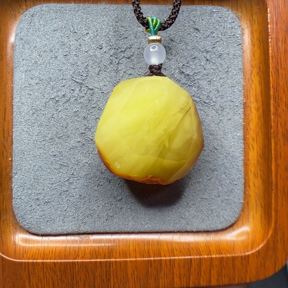 彝***人蜜蜡未镶嵌颈饰郎