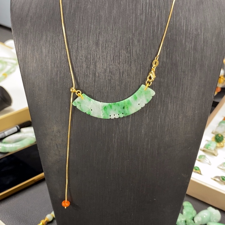 翡翠颈饰未镶嵌吊坠