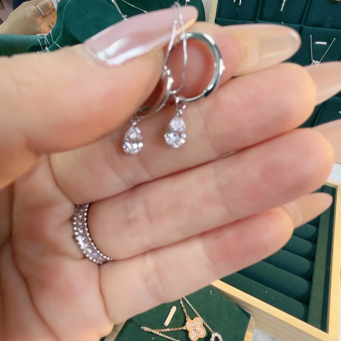 合成钻石铂Pt950镶嵌水滴克拉耳环