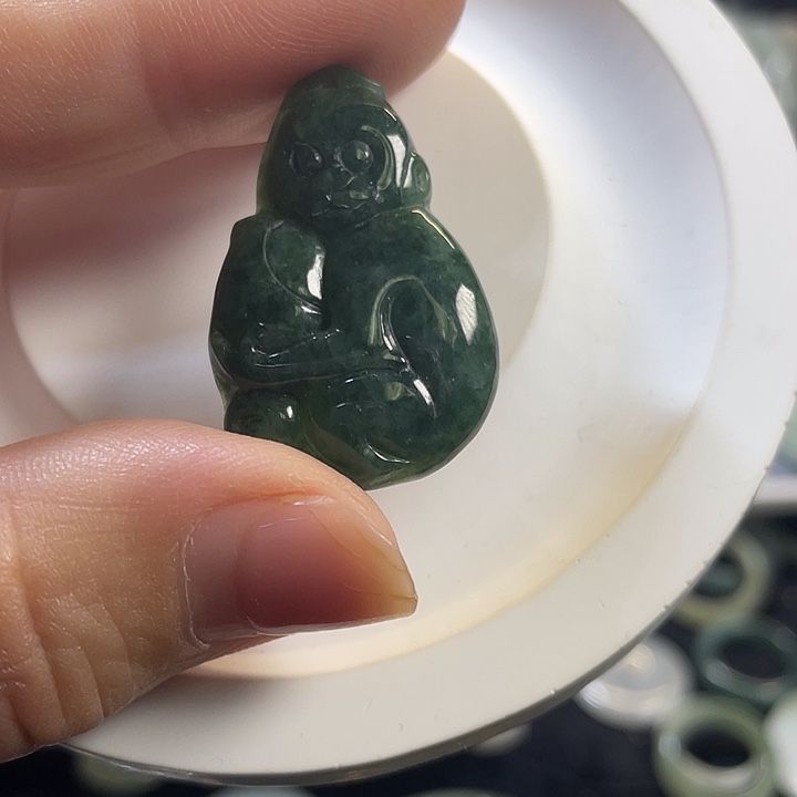 翡翠未镶嵌颈饰猴子吊坠