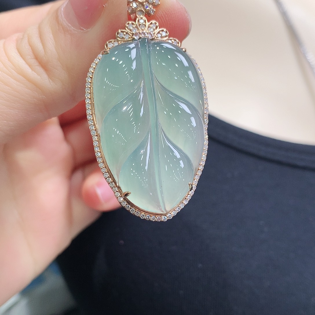 翡翠颈饰18K金镶嵌叶子