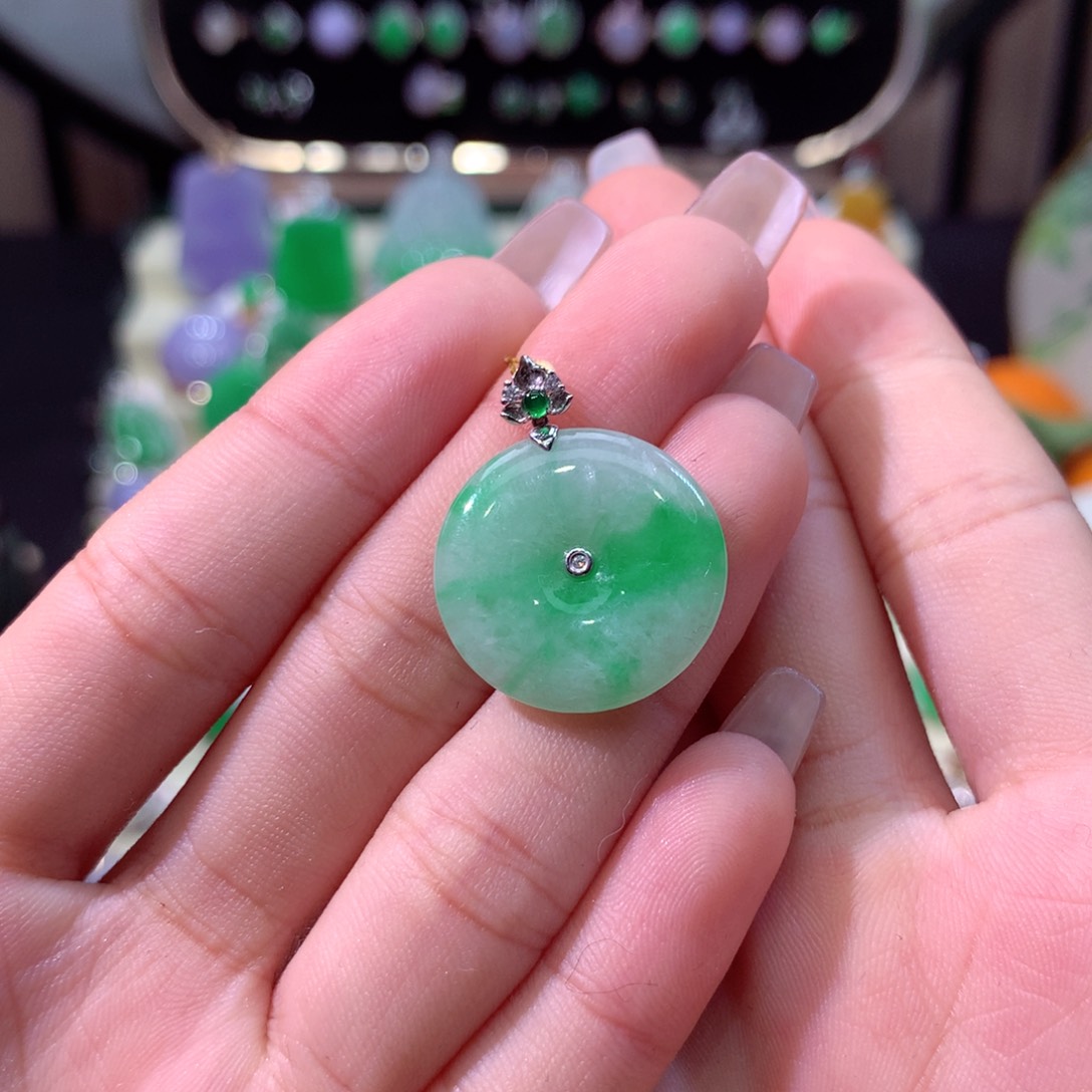 翡翠颈饰18K金镶嵌翡翠