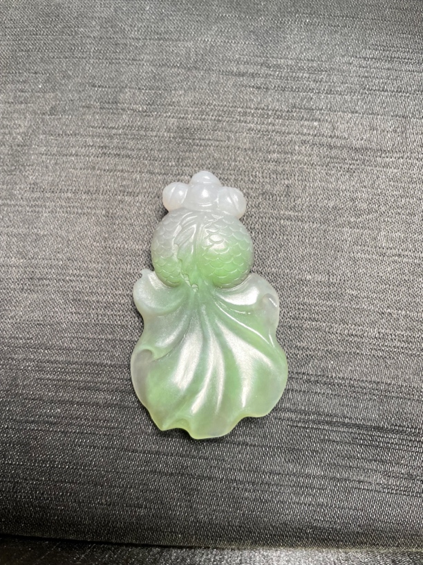 和田玉烟紫带翠金鱼挂坠