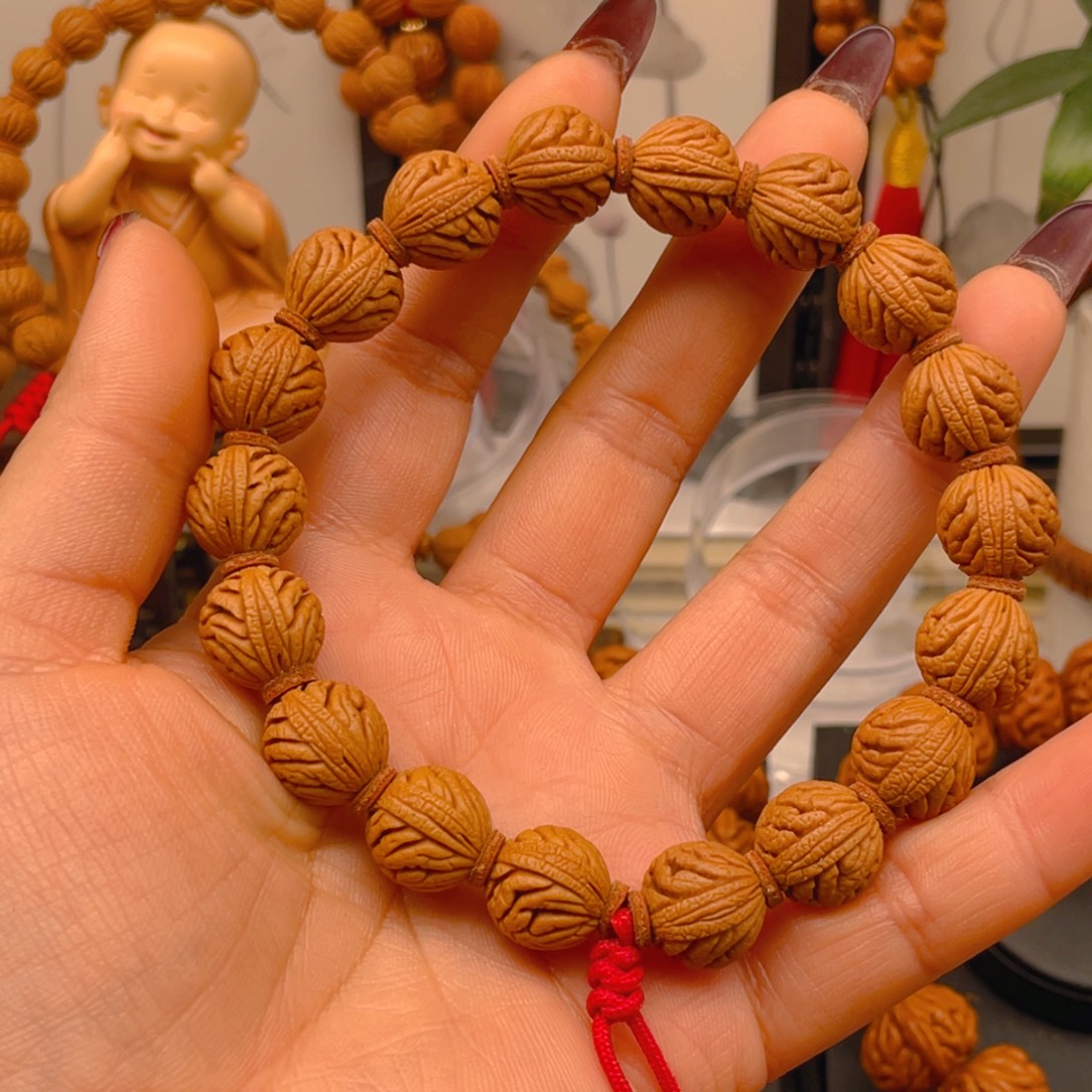 ****.手串桃核红红火火。红红火火