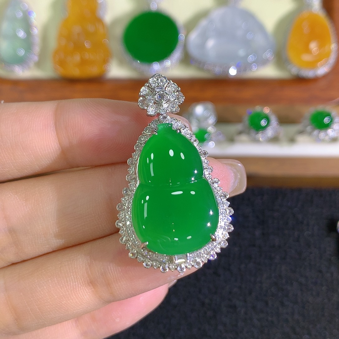 翡翠18K金镶嵌颈饰葫芦