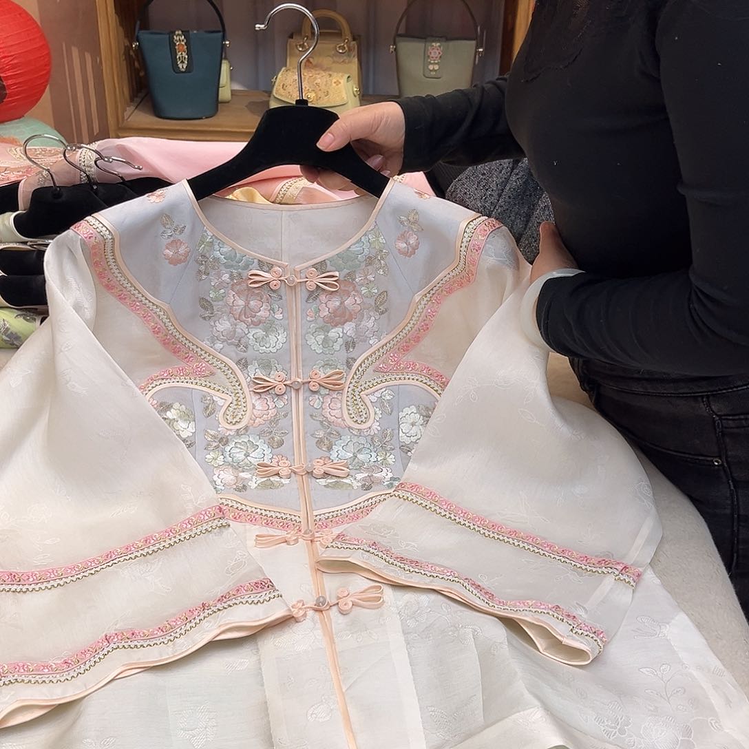 刺绣欧根纱上衣106成衣胸围