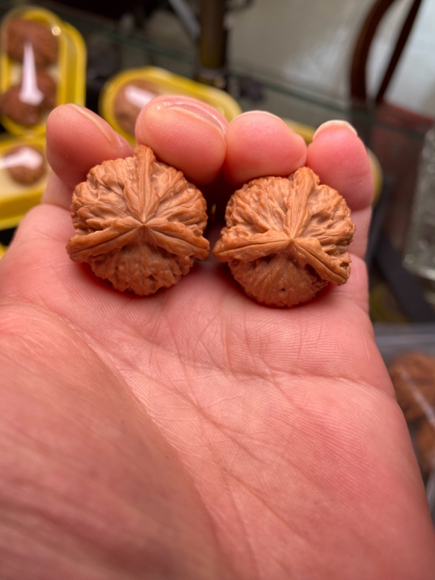 文玩核桃白狮子正奔三棱，轻微修