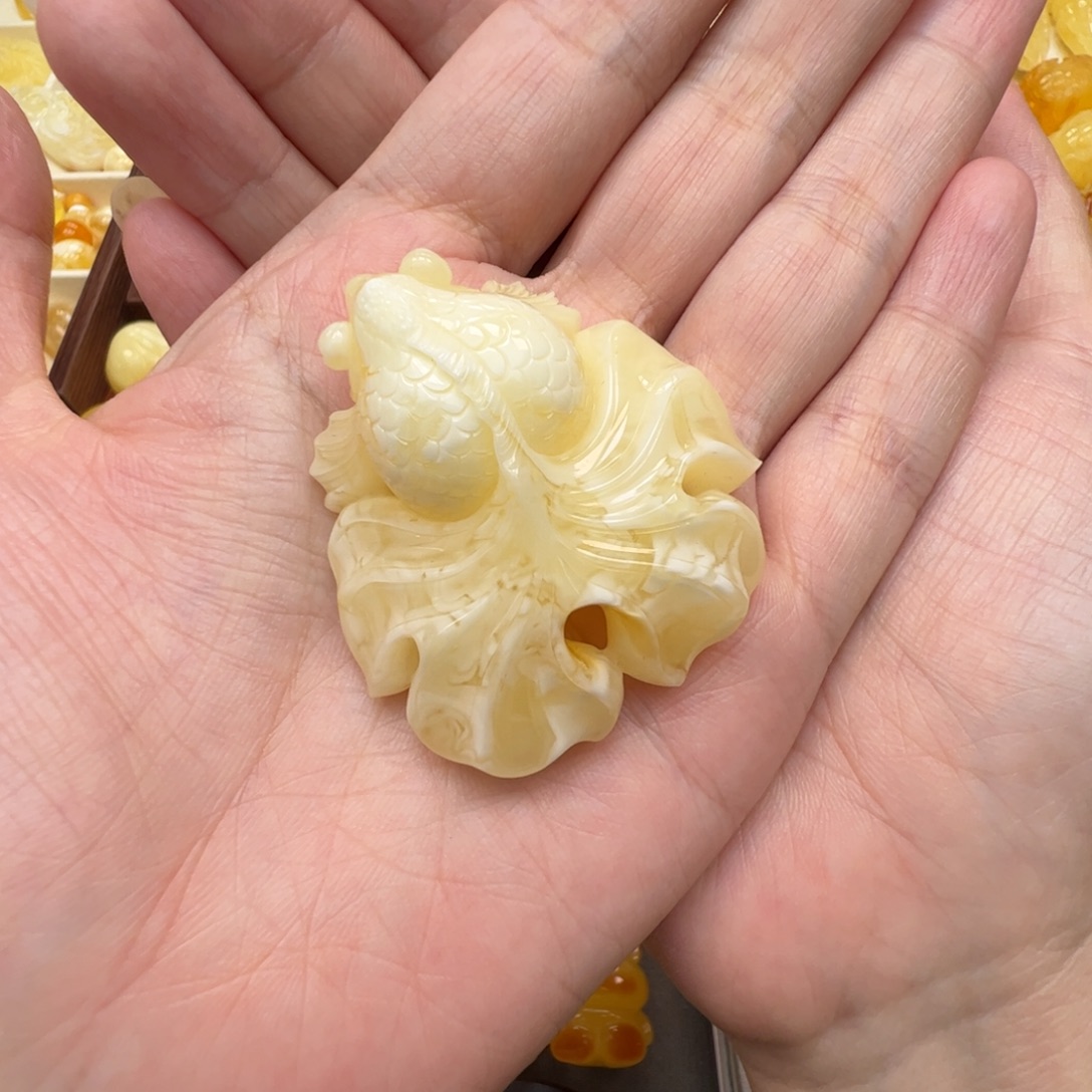 燕***服未镶嵌琥珀裸石蜜蜡