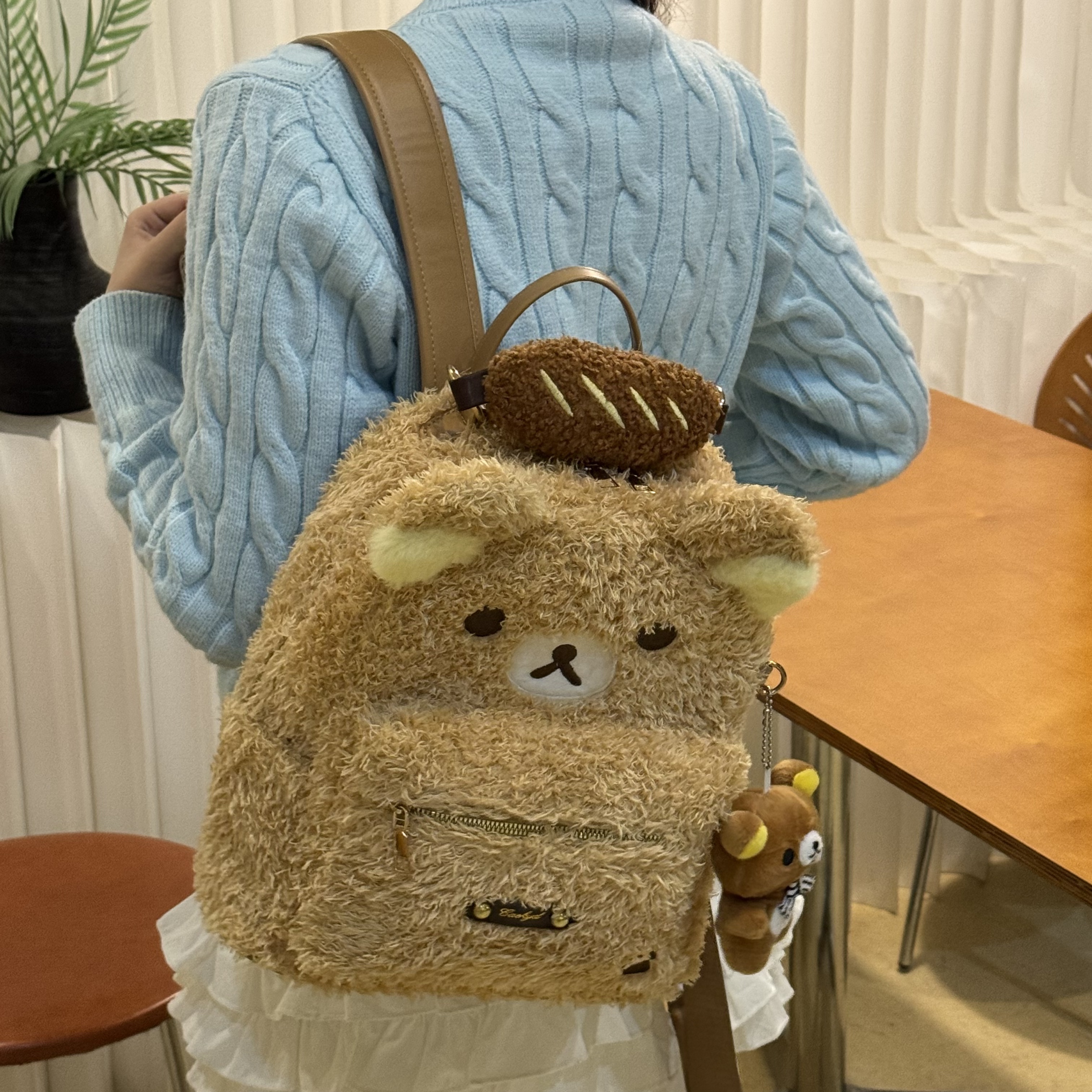 毛绒可爱轻松熊女包2025新款冬季日常早八大容量双肩包