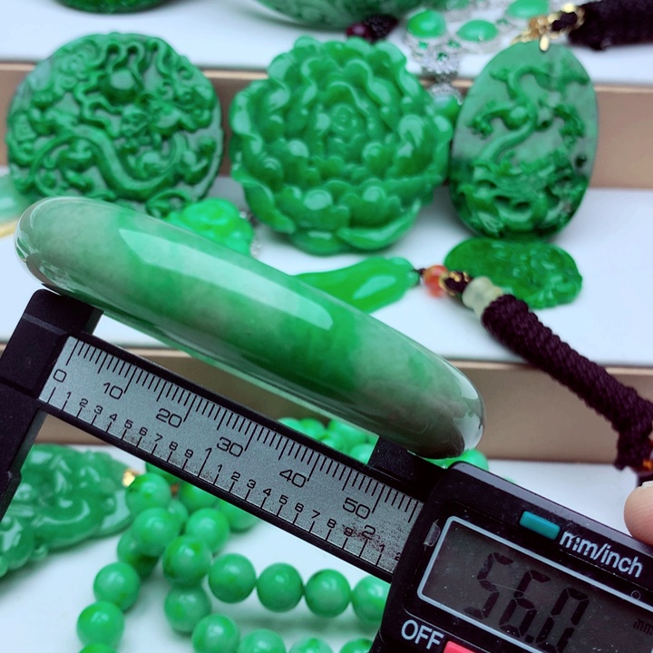 翡翠未镶嵌手镯……