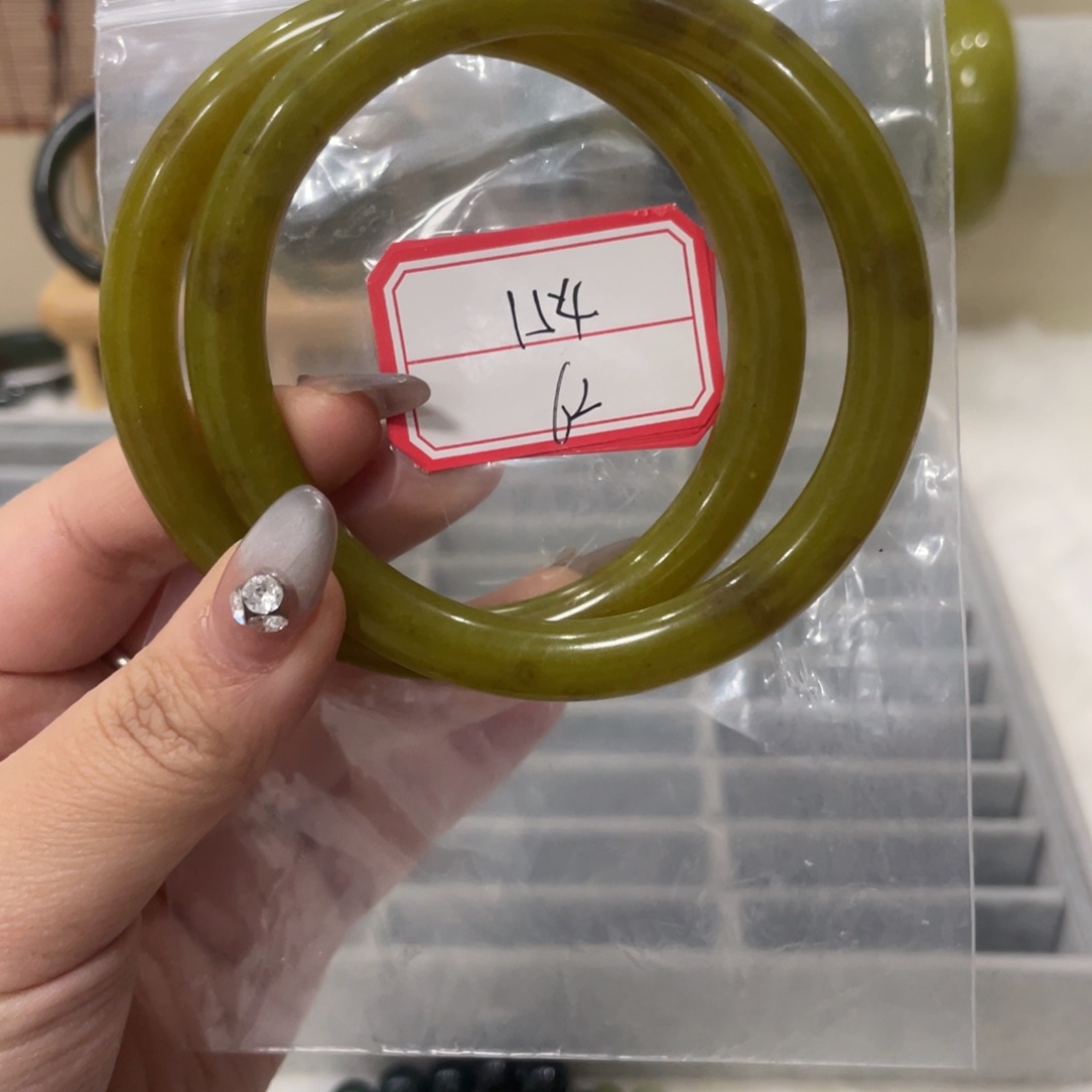 蛇纹石玉手镯未镶嵌