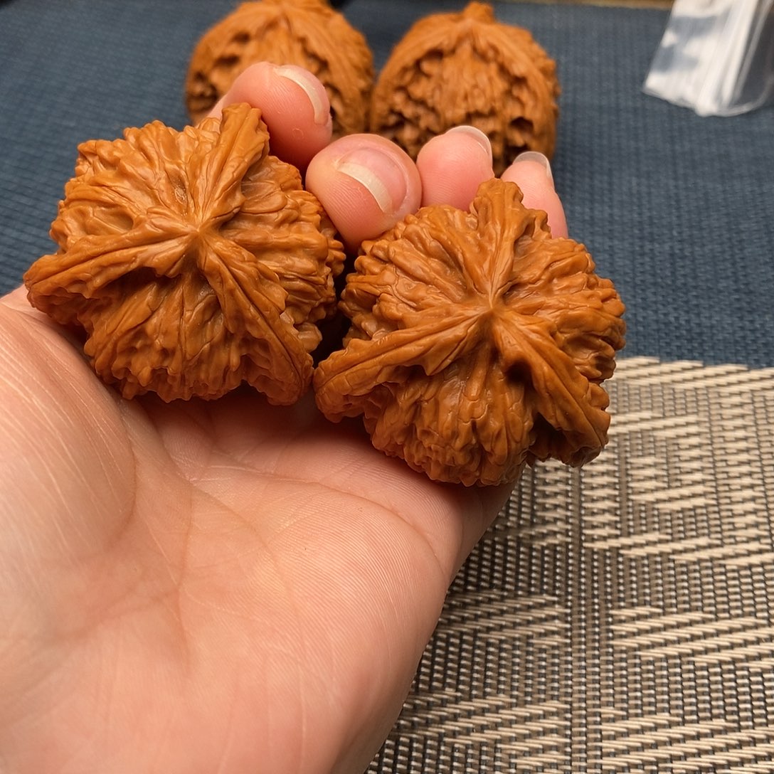 齐***圣文玩核桃吊坠三棱