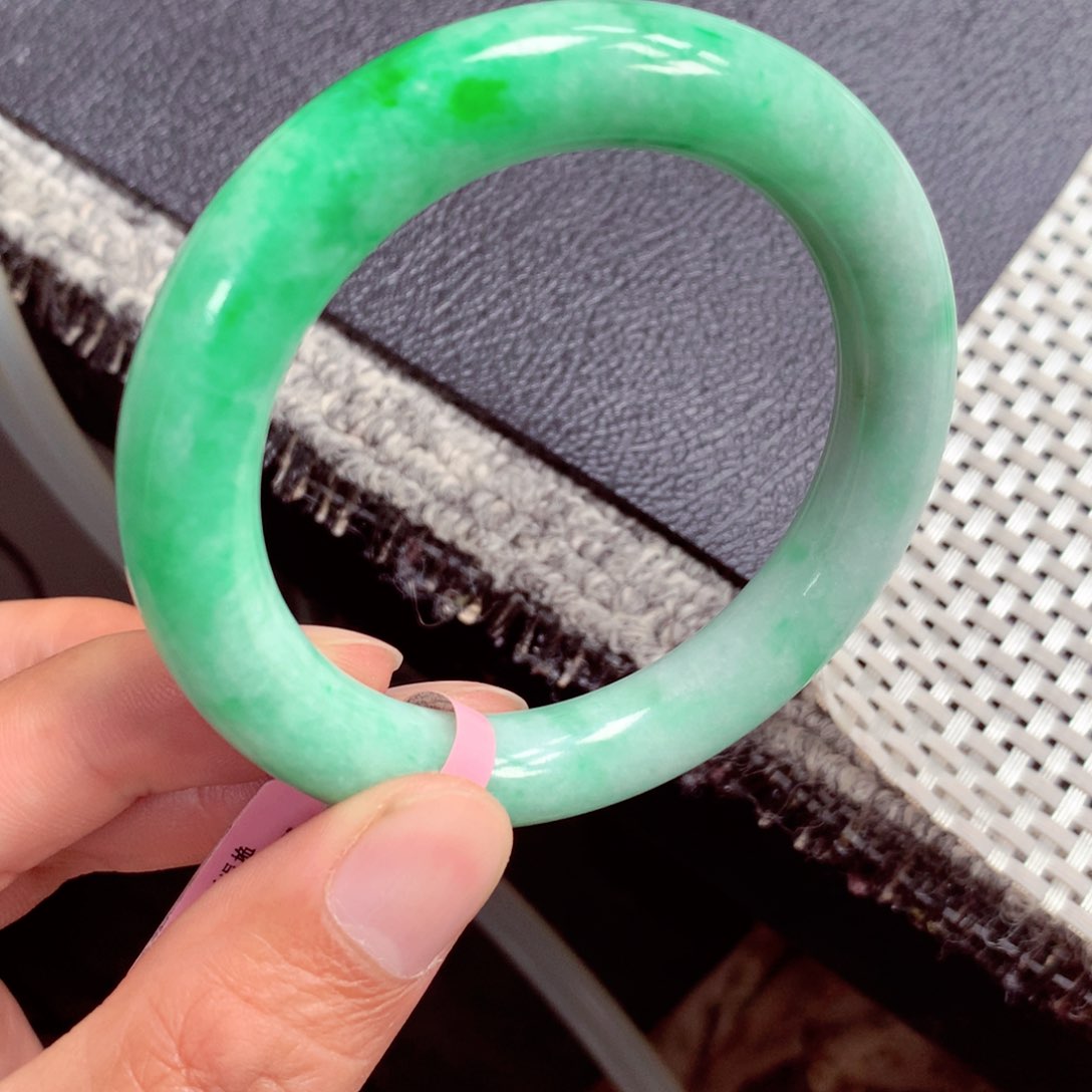 翡翠手镯未镶嵌缅甸