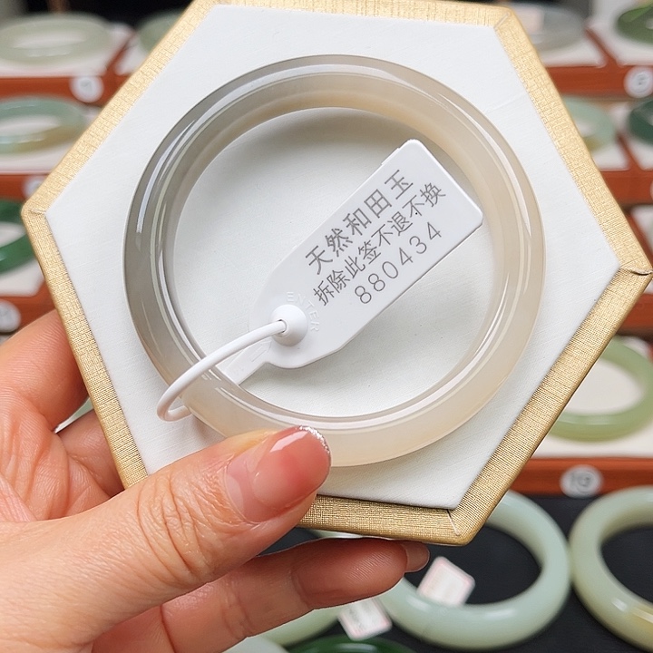 和田玉手镯未镶嵌