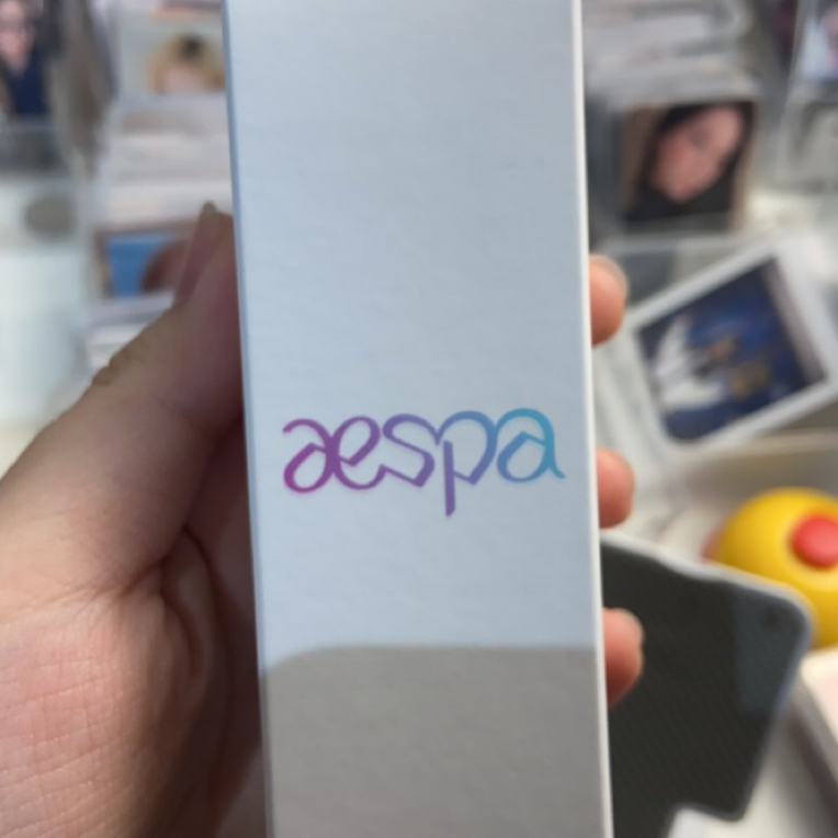 天生萌专拍aespa唇膏一支