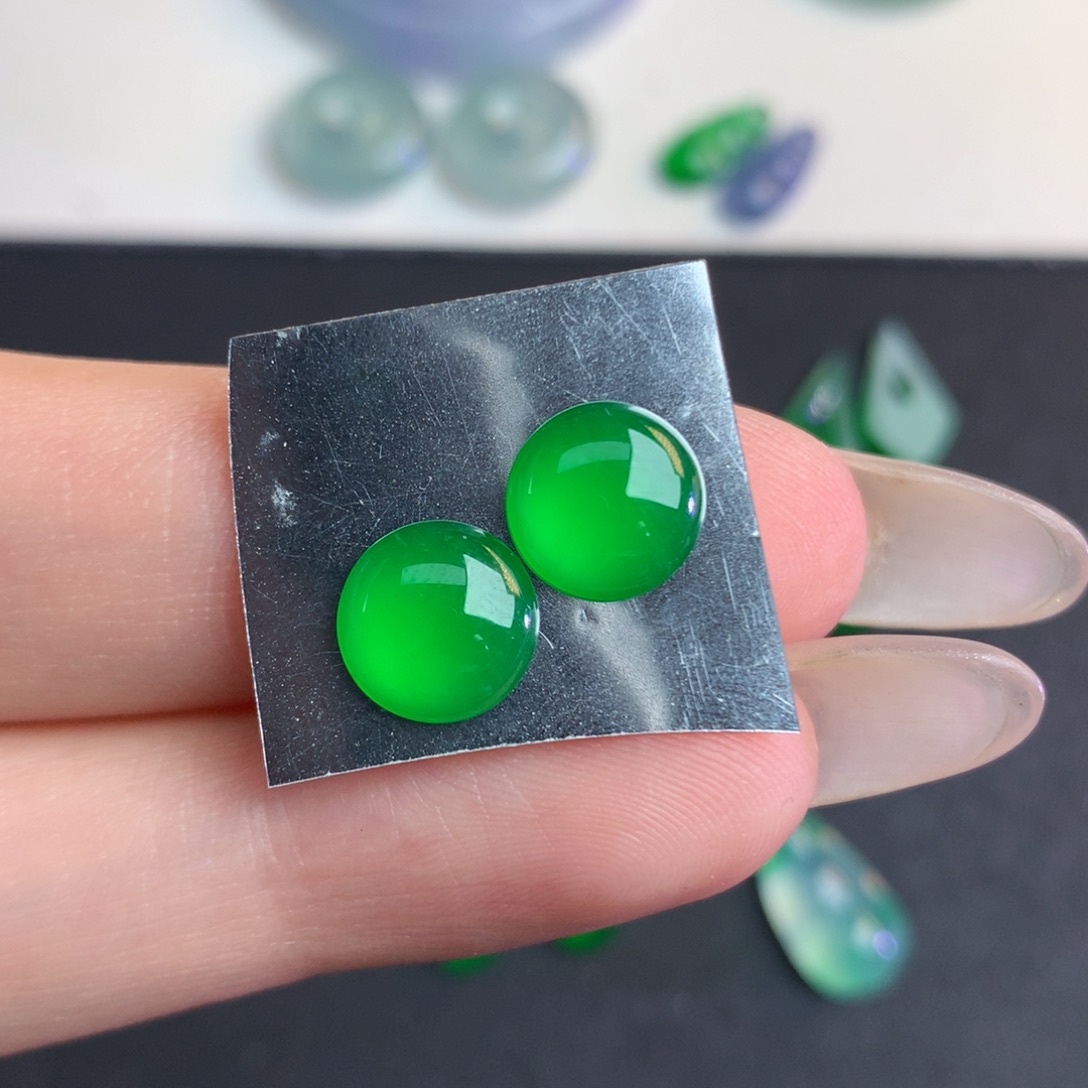 翡翠裸石8.3/3.1正圆蛋面