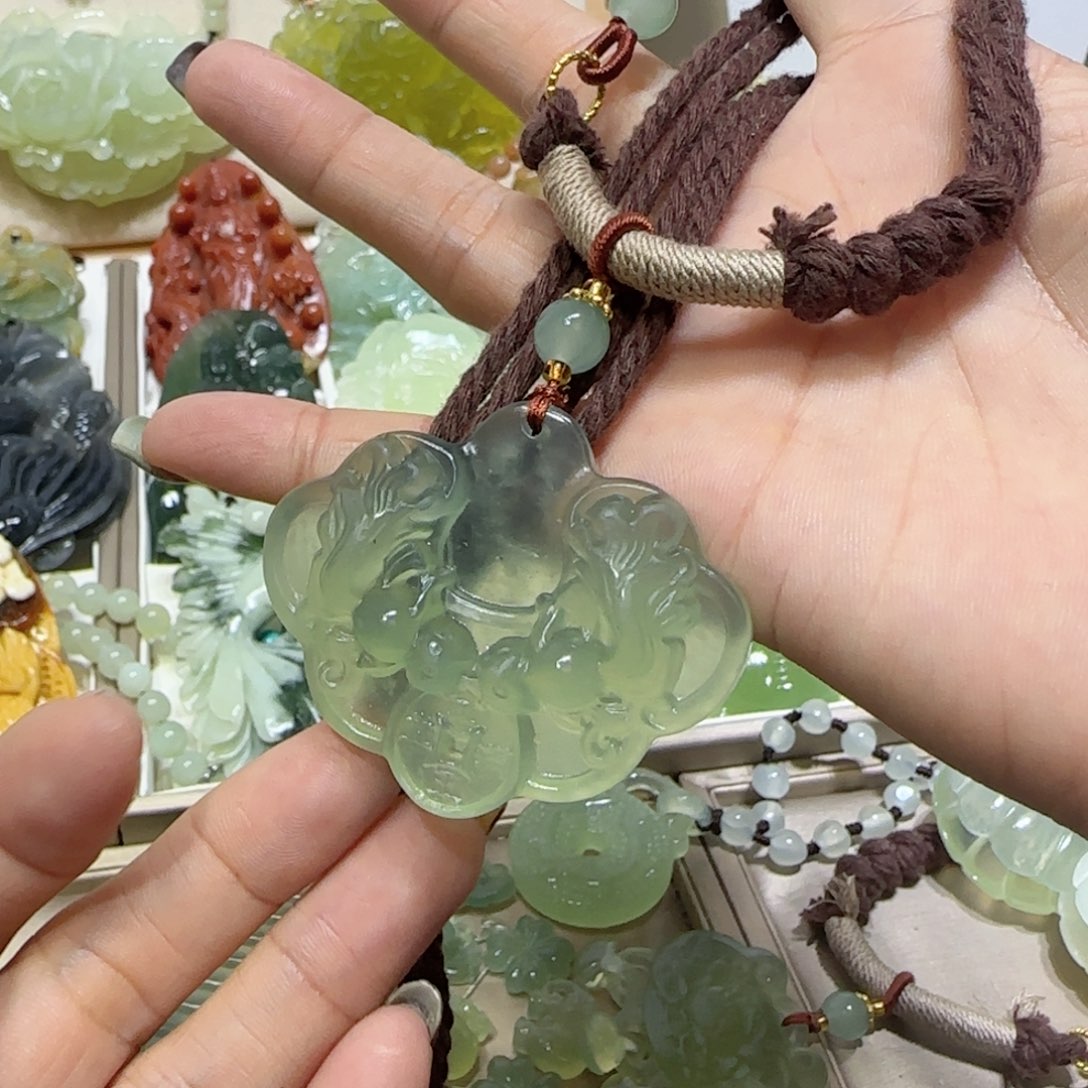 未镶嵌蛇纹石玉吊坠