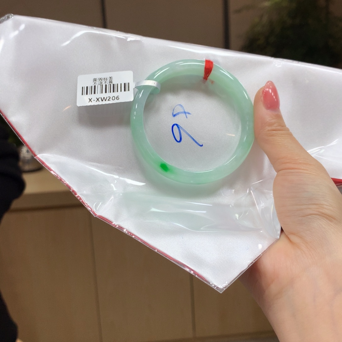翡翠手镯未镶嵌不退不换