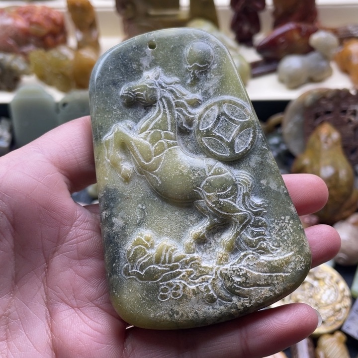 蛇纹石玉未镶嵌颈饰