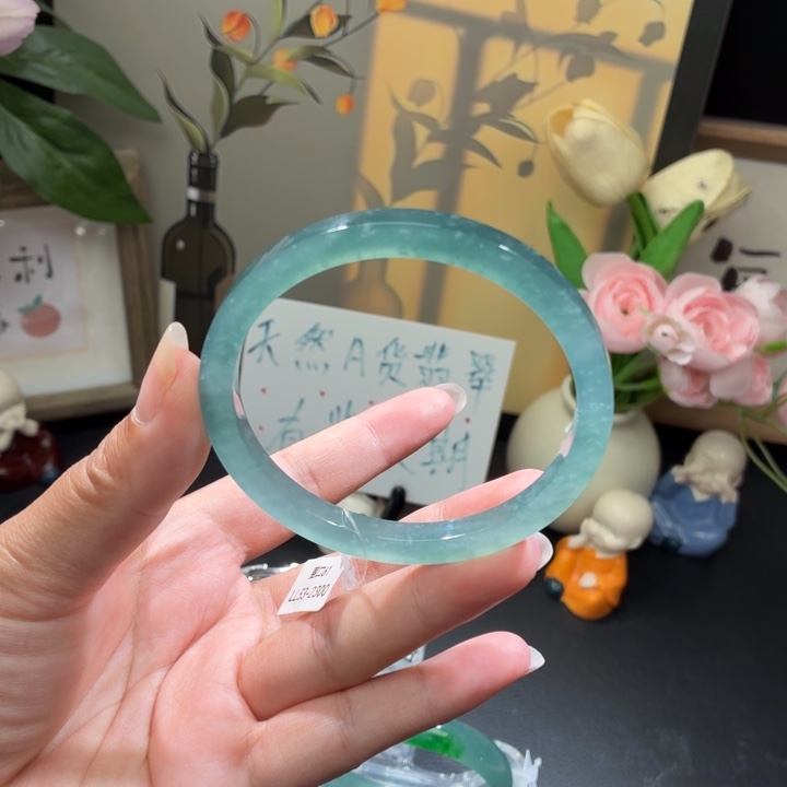 翡翠未镶嵌手镯渐变冰晴蓝