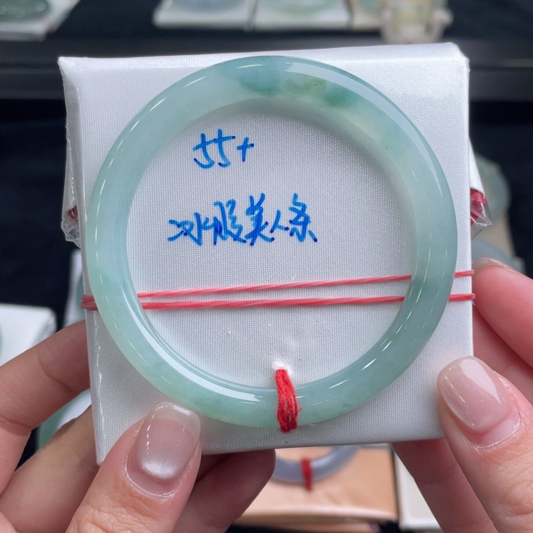 翡翠手镯未镶嵌翡翠