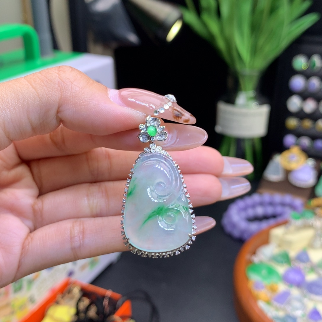 翡翠18K金镶嵌颈饰