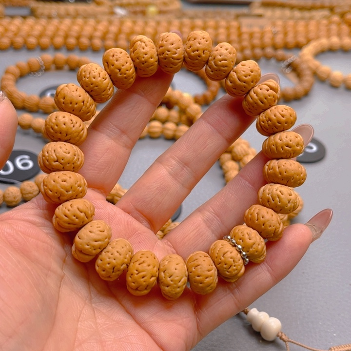 二***哥吊坠桃核桃核手串