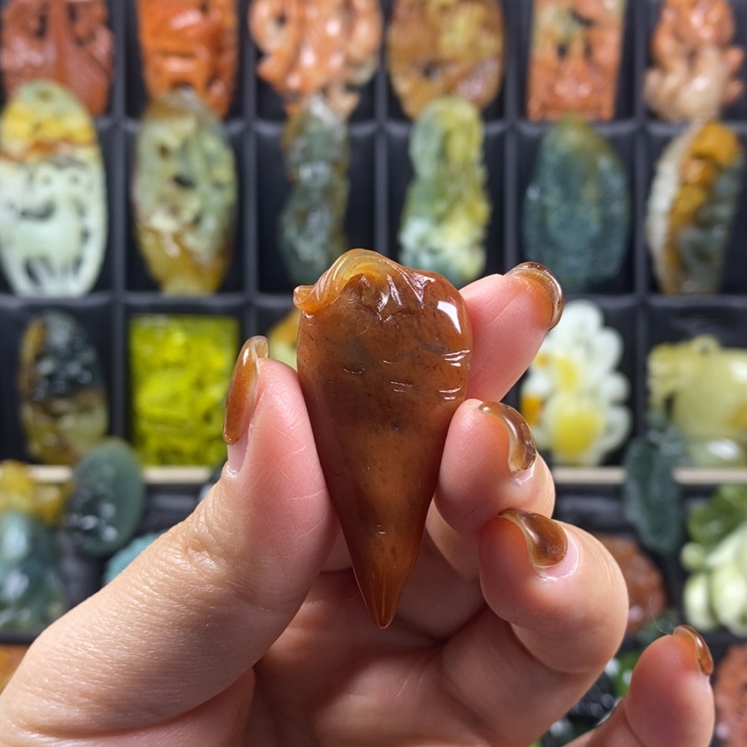 蛇纹石玉颈饰合金