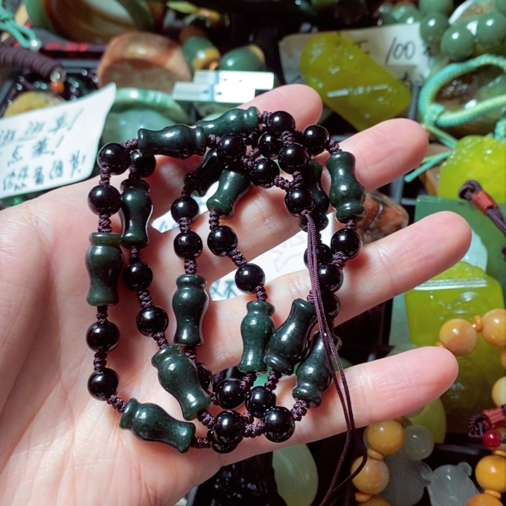 透闪石质玉颈饰未镶嵌