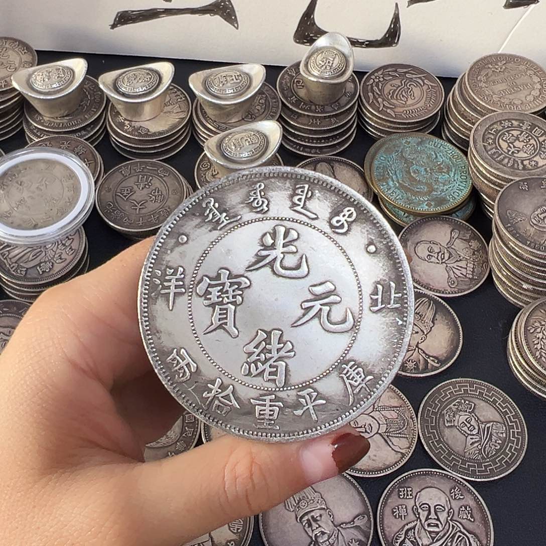 金属银元复古风格摆件