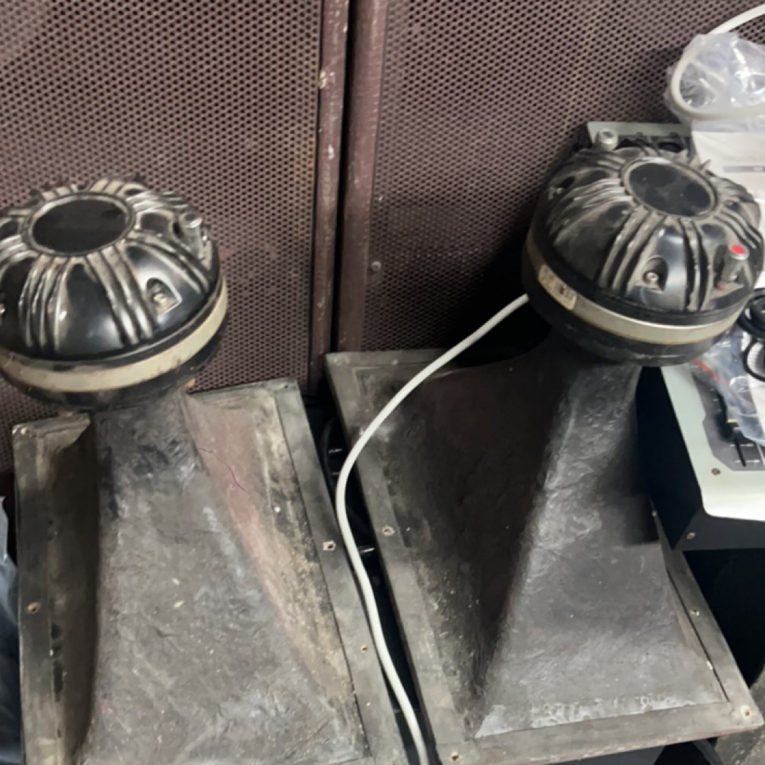 高音头两个，低音两个，分频器两个，不包邮