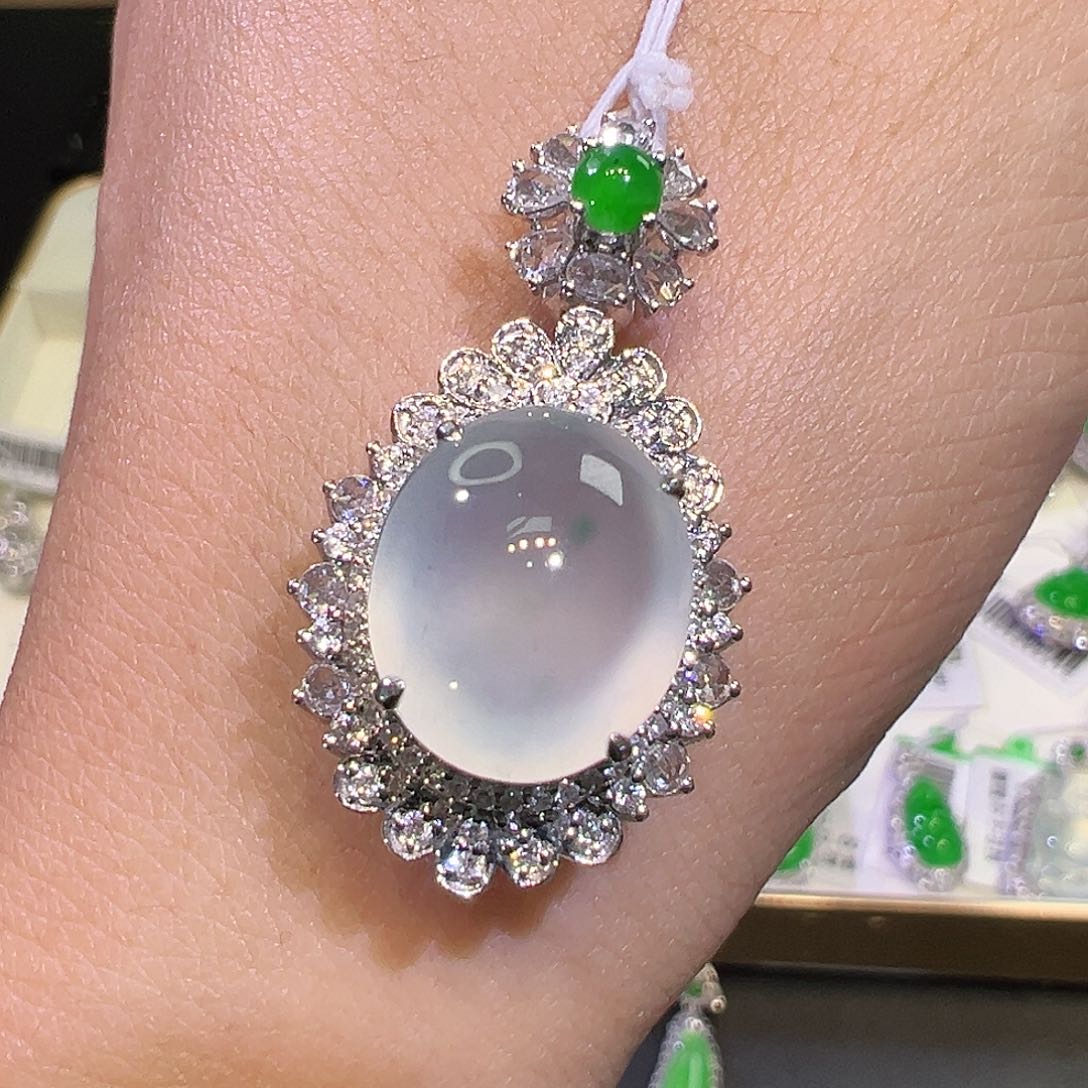 翡翠颈饰18K金镶嵌翡翠