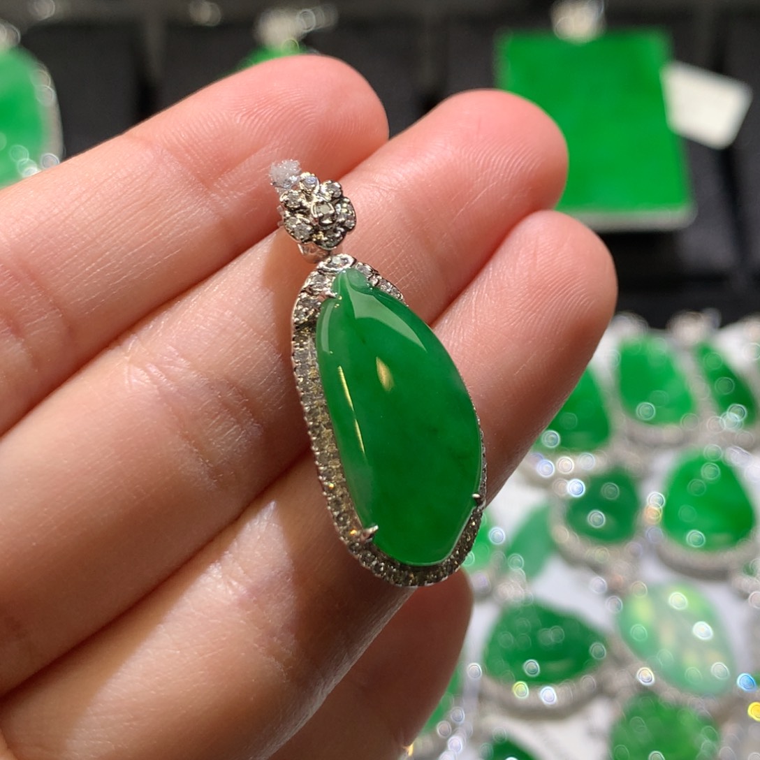 翡翠颈饰18K金镶嵌吊坠