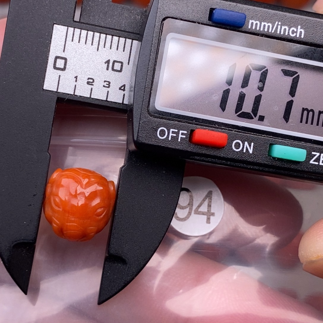 南红玛瑙未镶嵌配饰有瑕疵