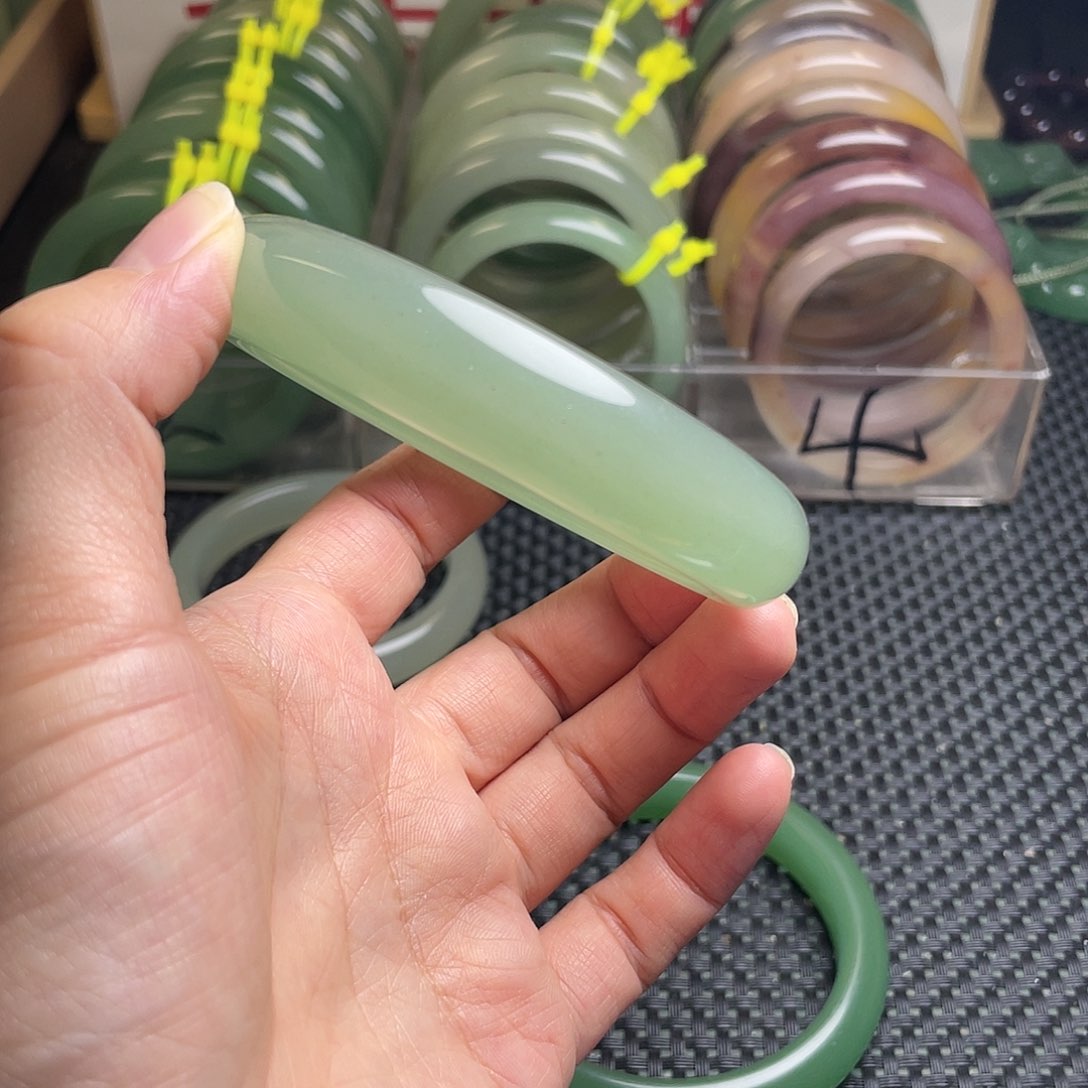 未镶嵌手镯石英质玉