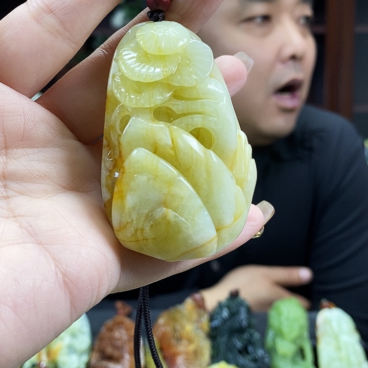 蛇纹石玉吊坠未镶嵌
