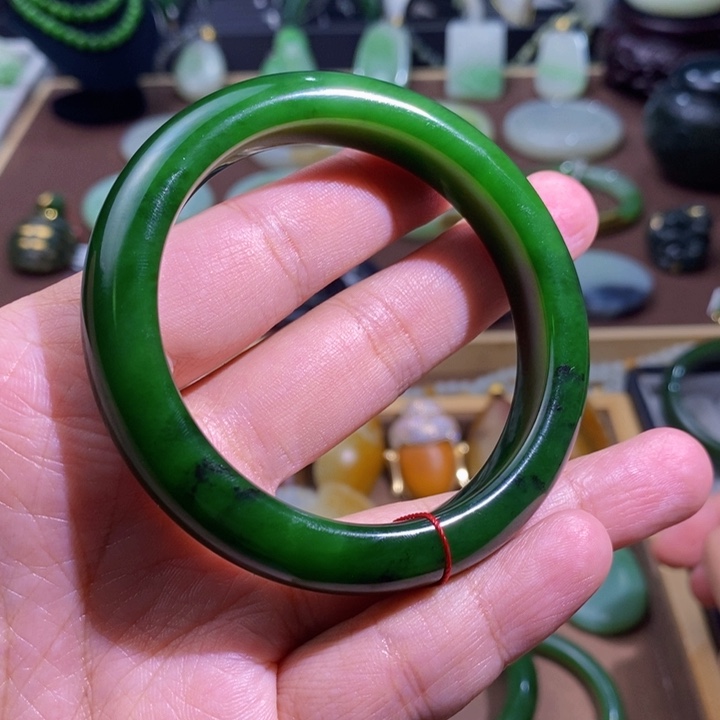 和田玉未镶嵌碧玉红皮菠菜绿手镯58圈口63.4克