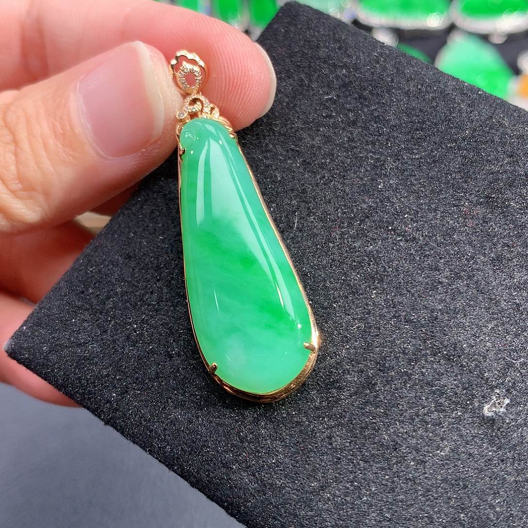 翡翠18K金镶嵌颈饰