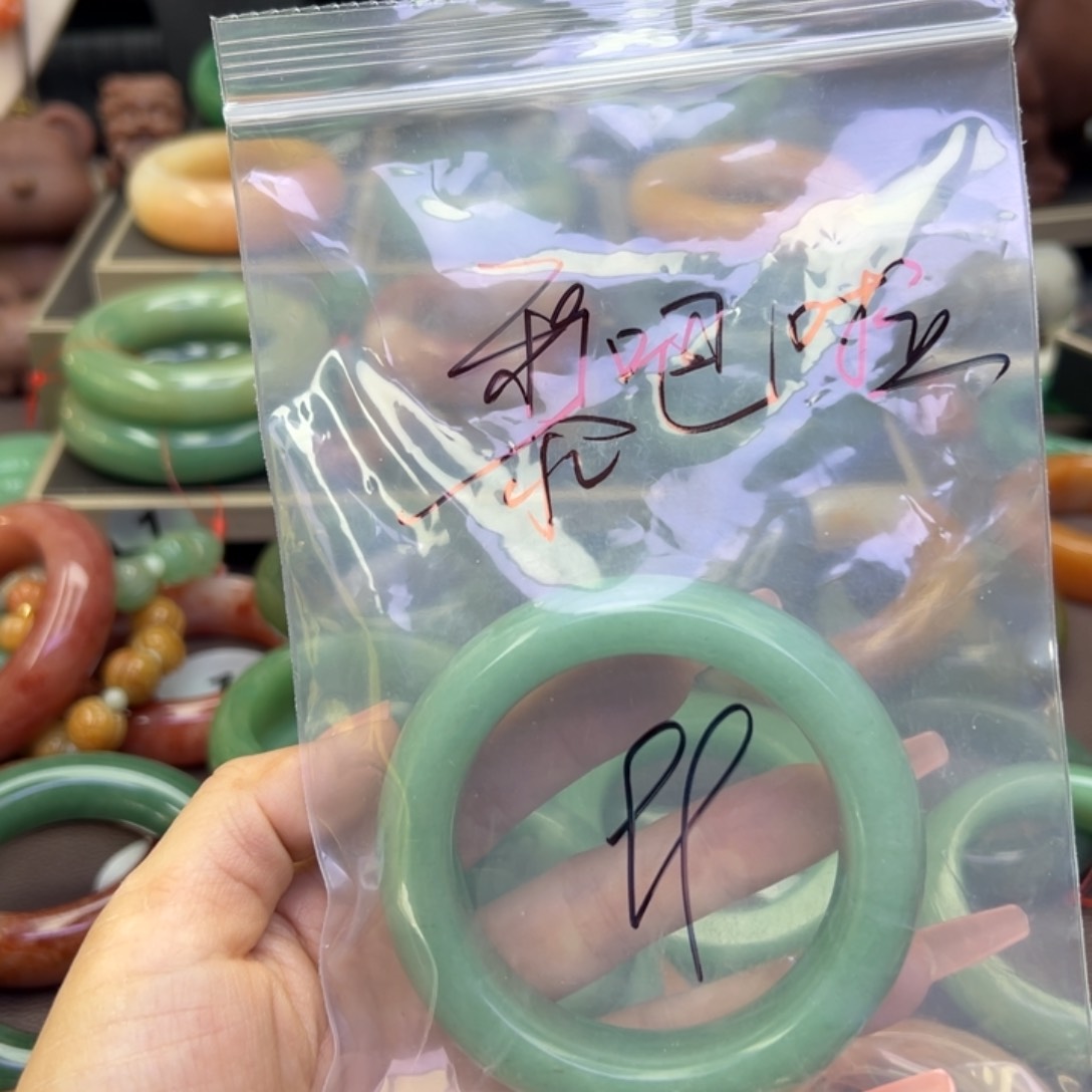 未镶嵌手镯石英岩玉黎**.