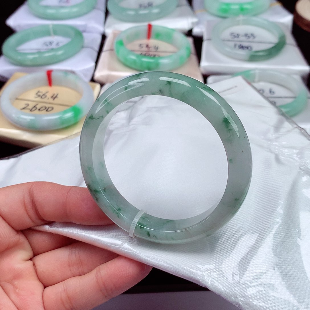 翡翠手镯未镶嵌翡翠