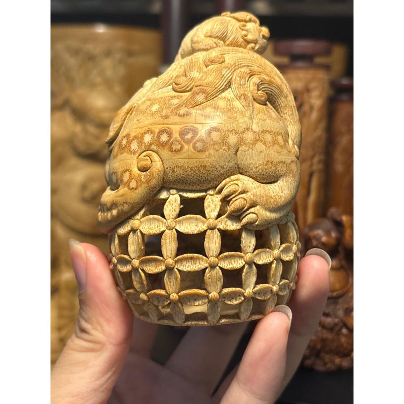 竹根雕【大绣球唐狮-公】