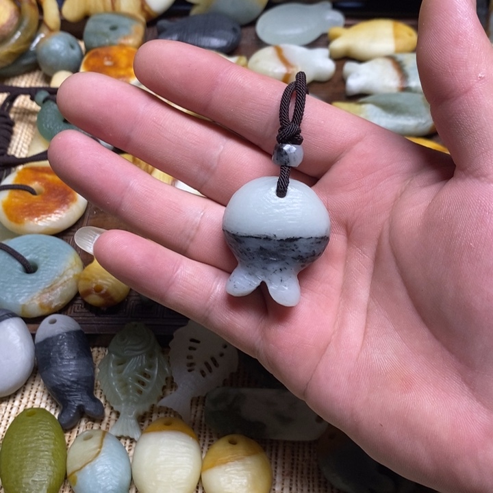 红***豆蛇纹石玉未镶嵌颈饰