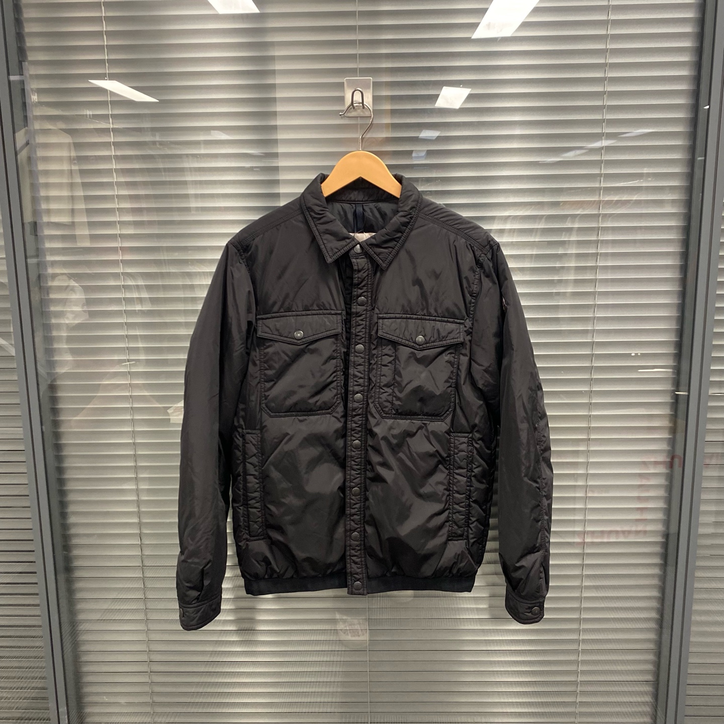 99新 MONCLER 盟可睐 侧面徽章logo黑色夹克外套羽绒99新2码10208