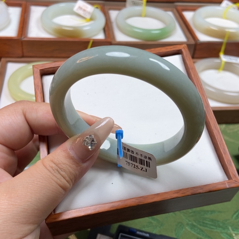 【闪购商品】和田玉手镯未镶嵌57