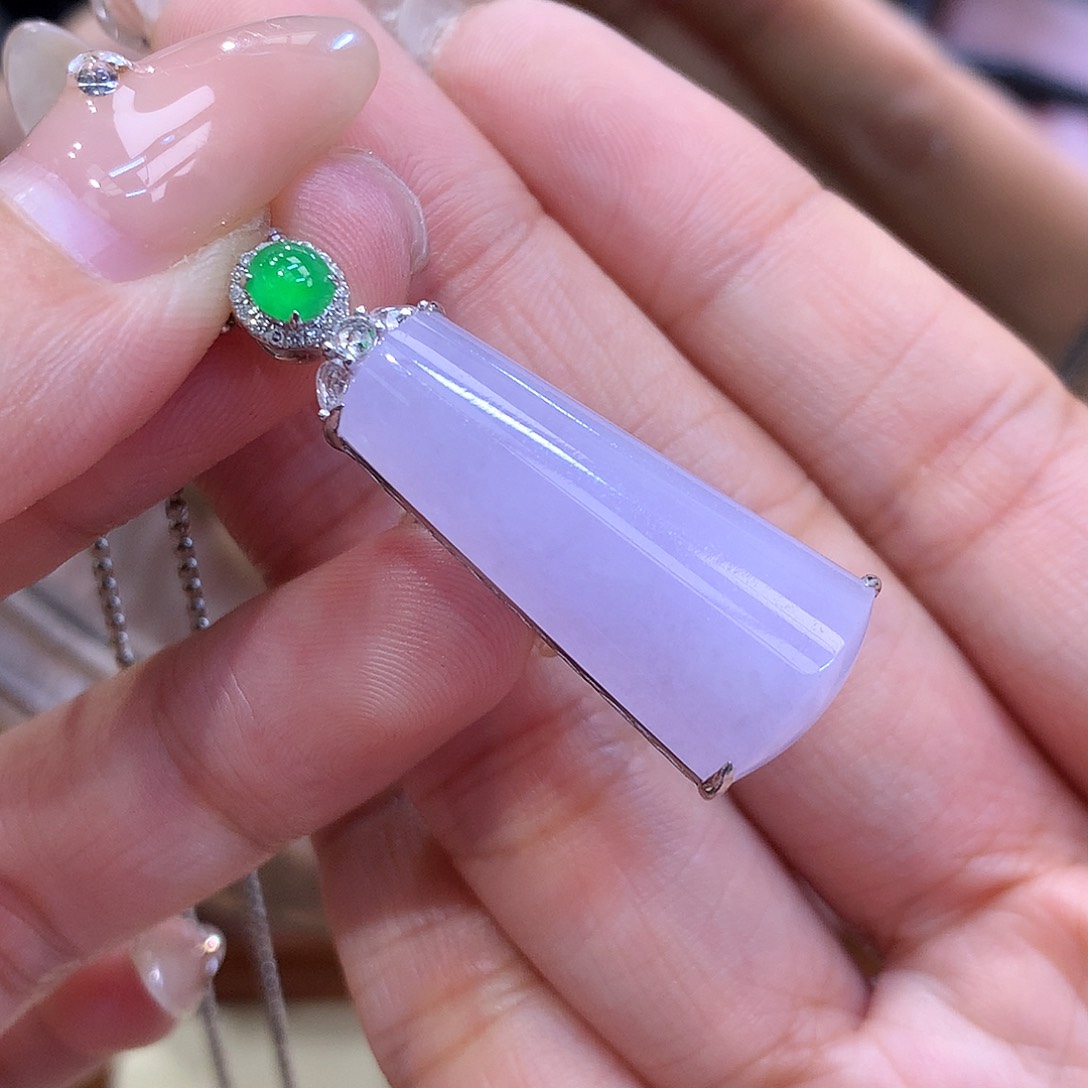 18K金镶嵌挂件翡翠美*