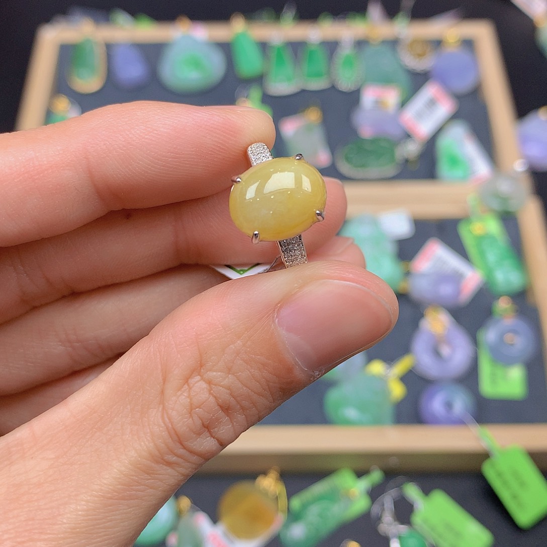 翡翠颈饰未镶嵌翡翠