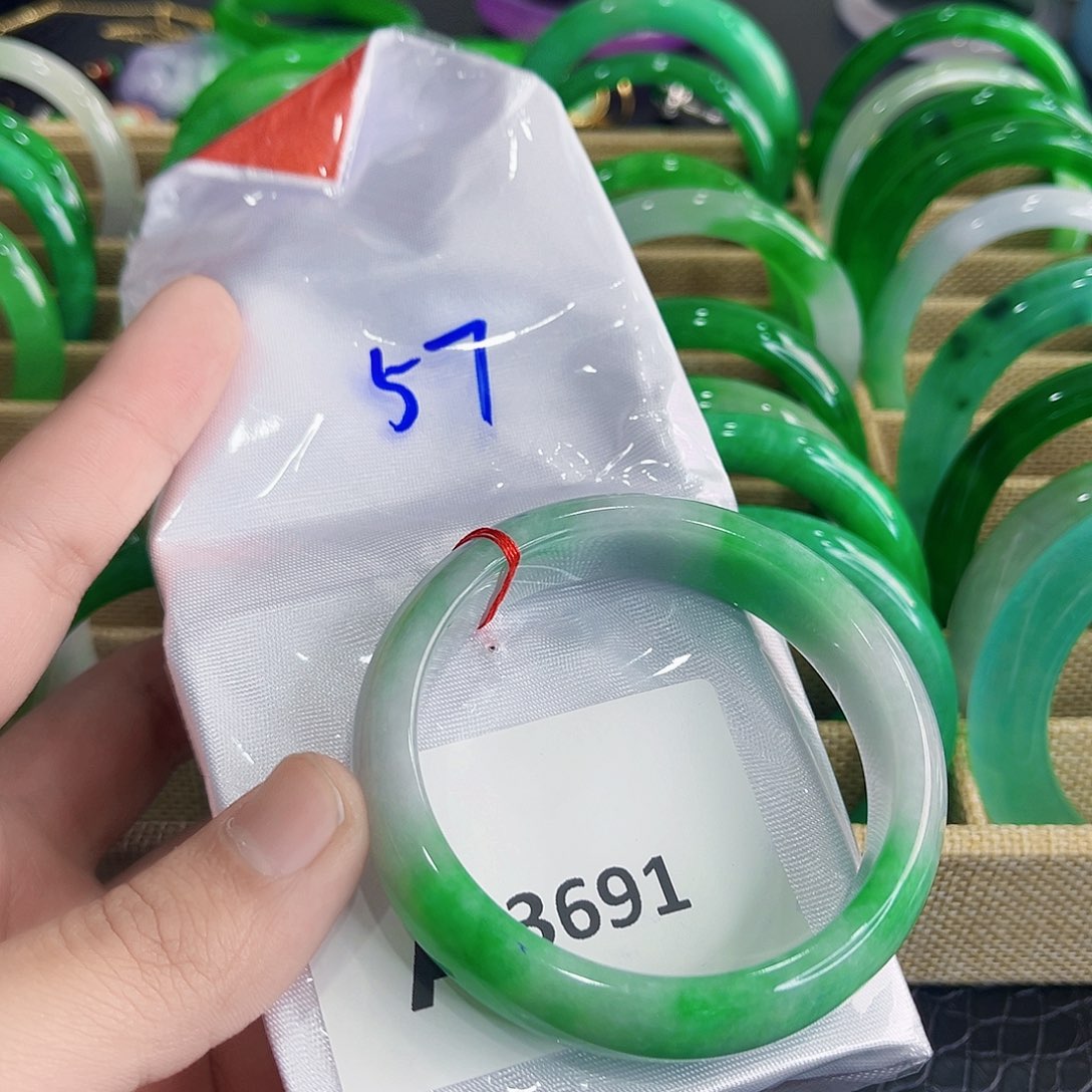 翡翠手镯未镶嵌多样性